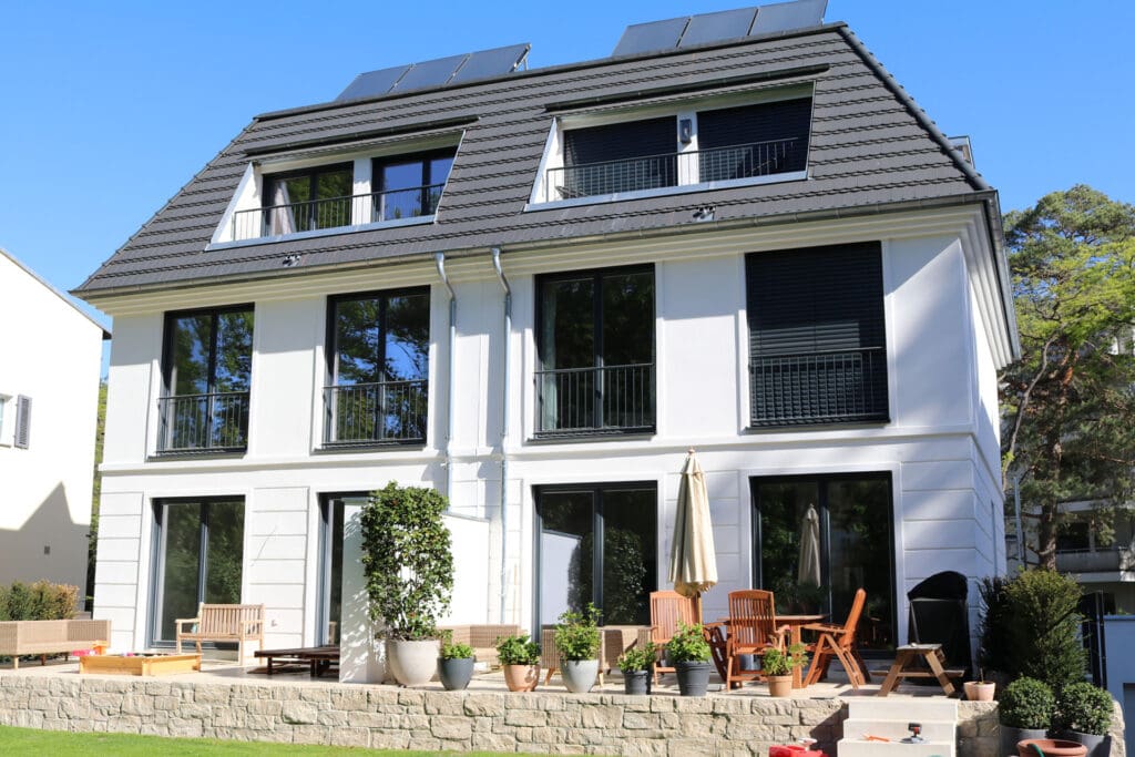 Doppelhaus der Nachkriegszeit mit neu verputzter, gedämmter Fassade in einer Wohnstraße in Lankwitz